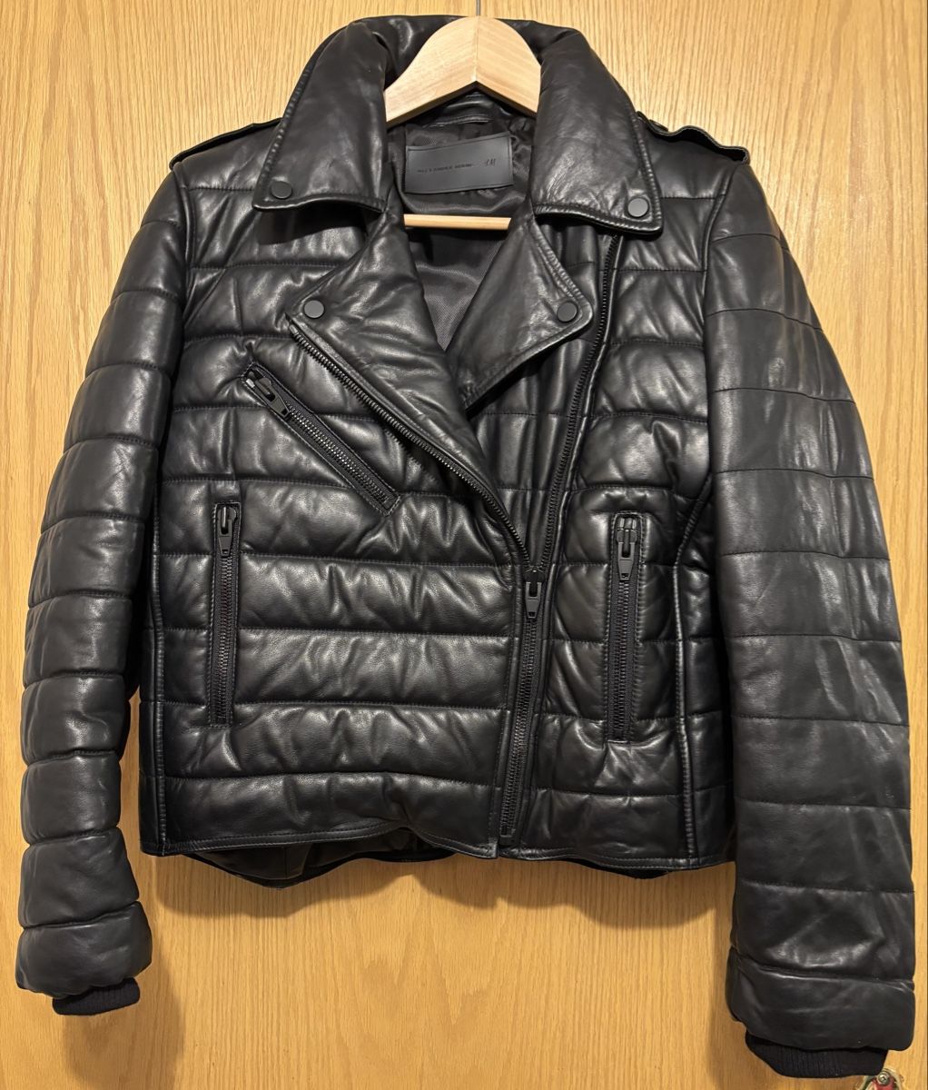 Alexander Wang Giacche: Alexander Wang x H&M Black Leather Jacket, Size 38 – Nuovo e nell'imballaggio originale da Stallikon venduto da BurgerDog