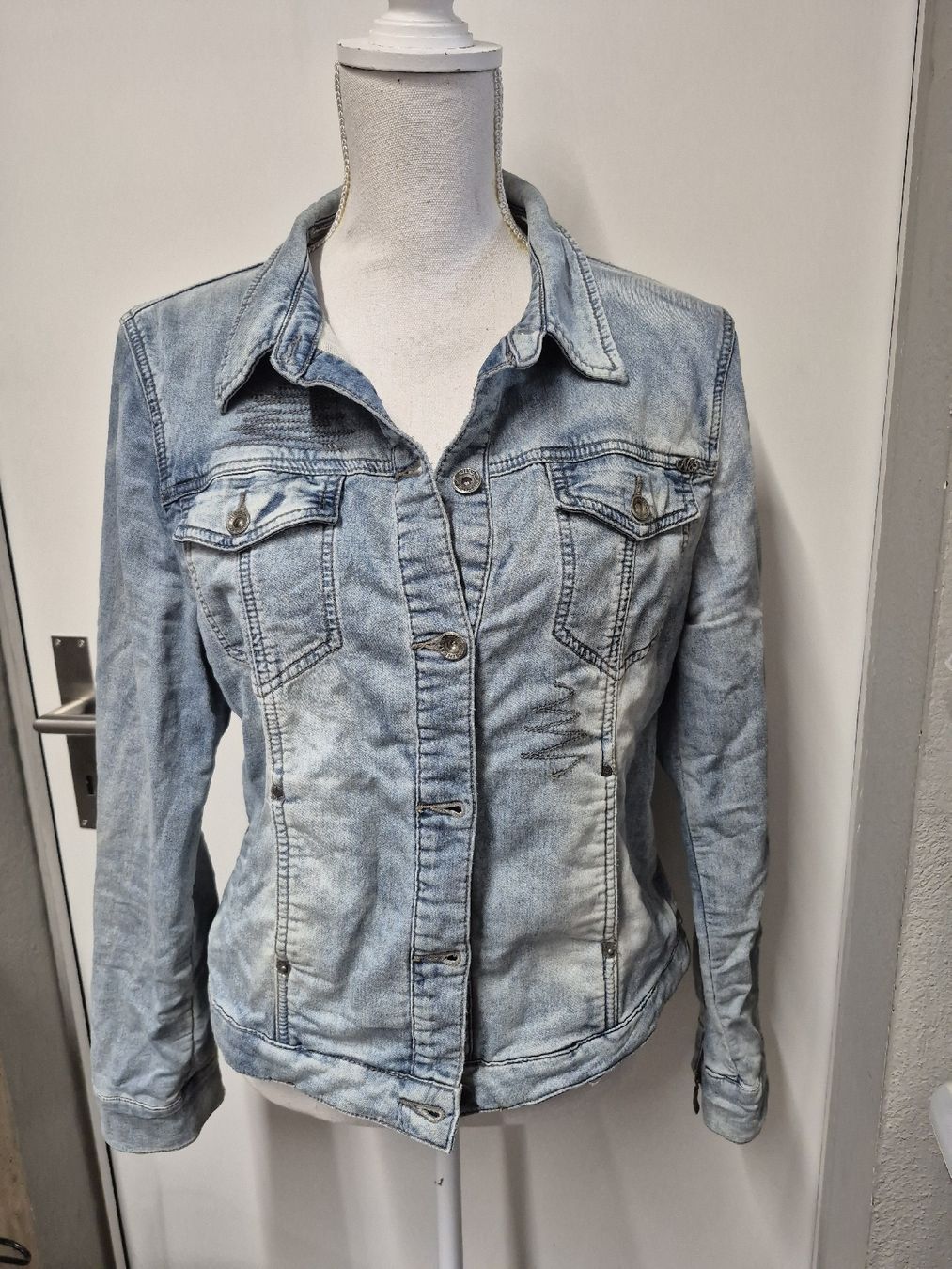 Nile Jacken: NILE Atelier Stretch Jeansjacke Gr.L, hellblau – Gebraucht aus Merligen von muss_haben