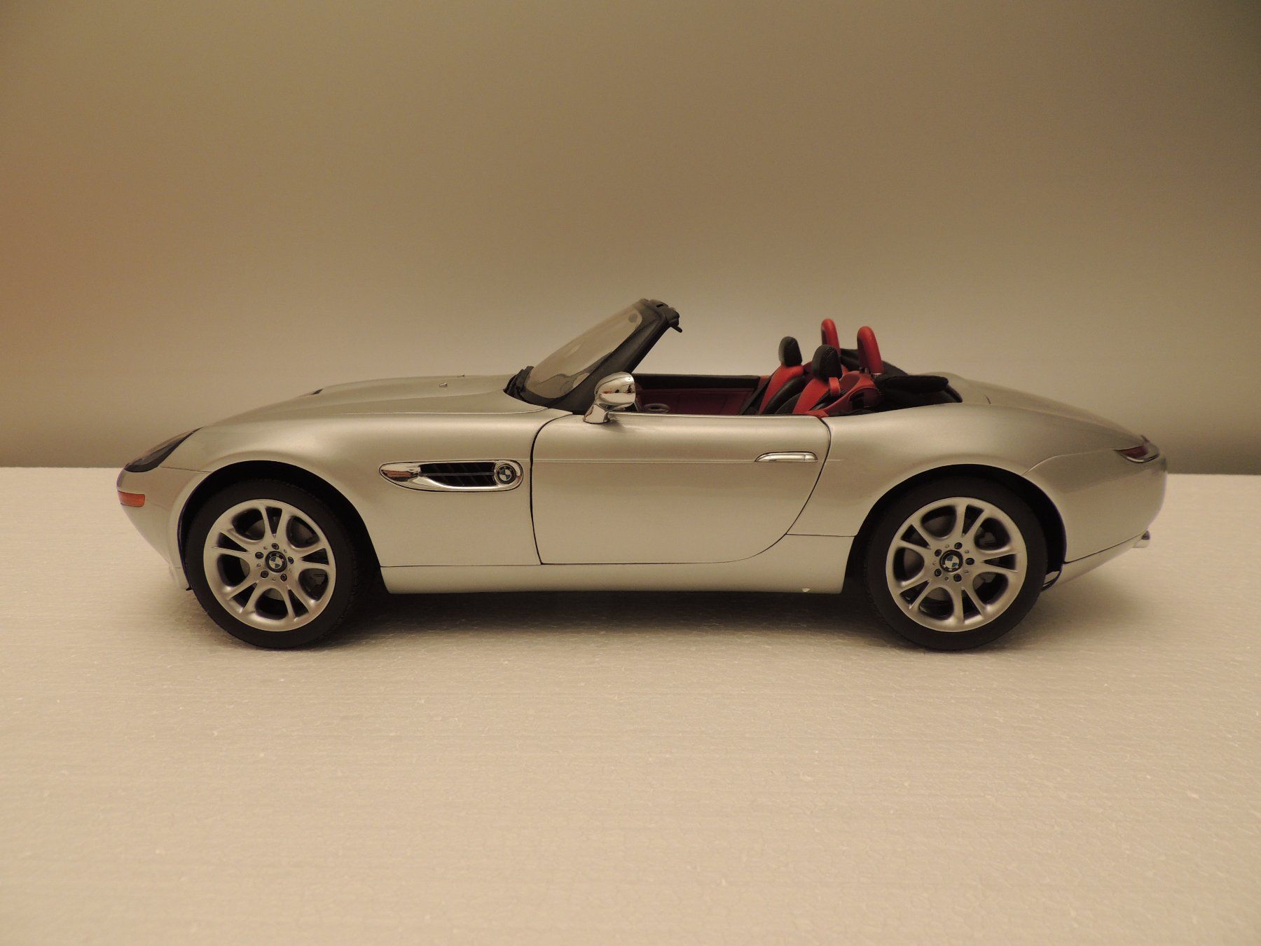 Kyosho Modellini d'auto: Kyosho BMW Z8 silber 1:12 – Nuovo e nell'imballaggio originale da Corminboeuf venduto da corbay