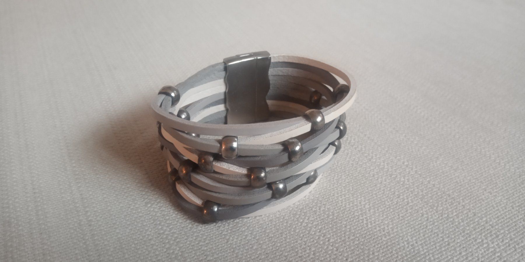 Bracciali & Braccialetti: Bracelet cuir ou imitation cuir avec perles – Usato da Montreux venduto da Art_et_antiquites