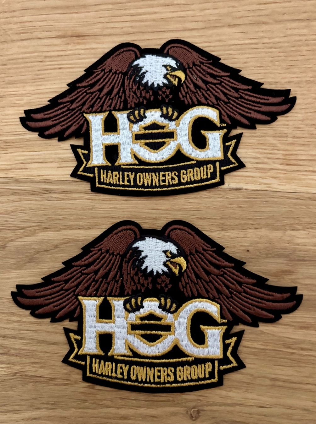 Harley-Davidson Toppe: 2 Ecussons Harley Davidson HOG, neufs – Nuovo (secondo la descrizione) da Losone venduto da courrier