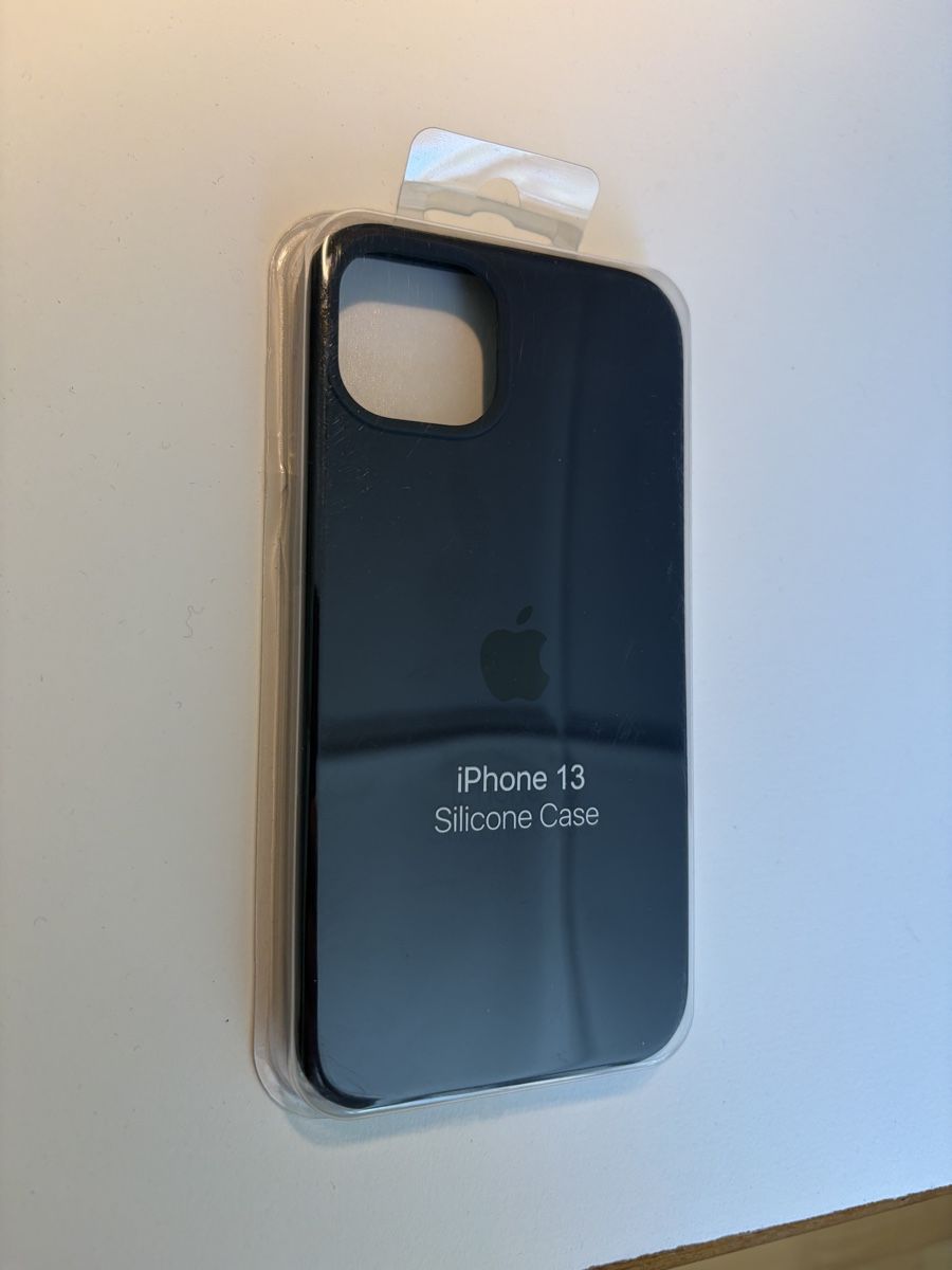 Apple Covers & Schutzfolien: iPhone 13 Silicone Case Dark Blue – Neu und originalverpackt aus zürich von Fefefefefefe 1