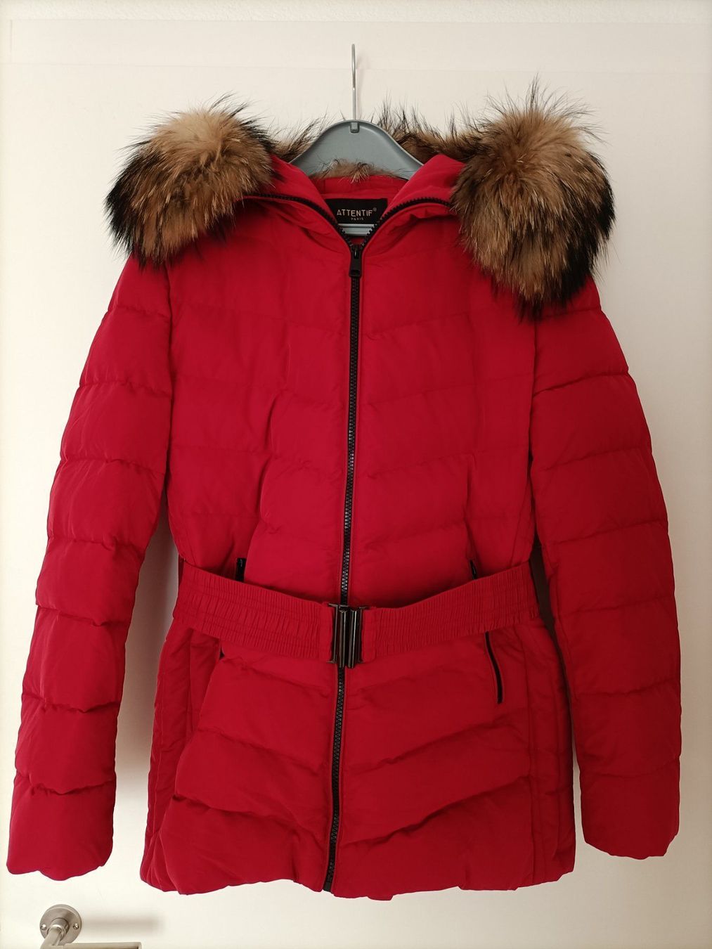 Vestes: Rote Winterjacke mit echtem Fell, Gr. M, NEU! – Neuf (Voir description) à Wil SG par MissMillie71