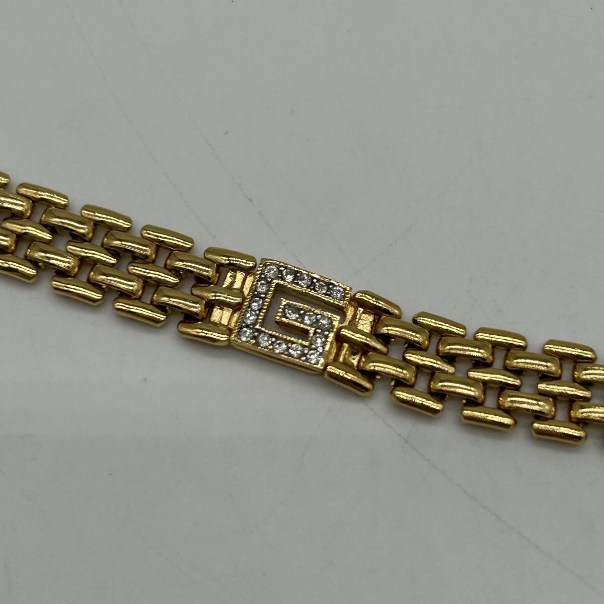 Givenchy Bracciali & Braccialetti: Givenchy Armband goldfarben mit Strass GG Logo – Usato da Winterthur venduto da Dejv 3