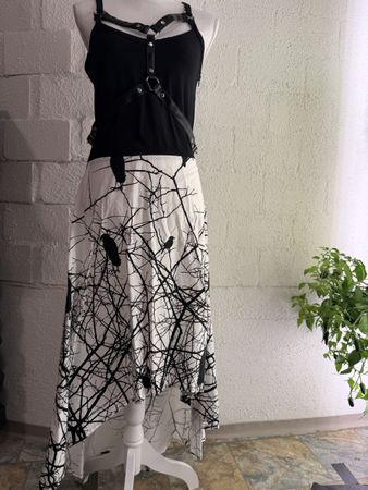 Dunkles Kleid (Gothic) mit Harness