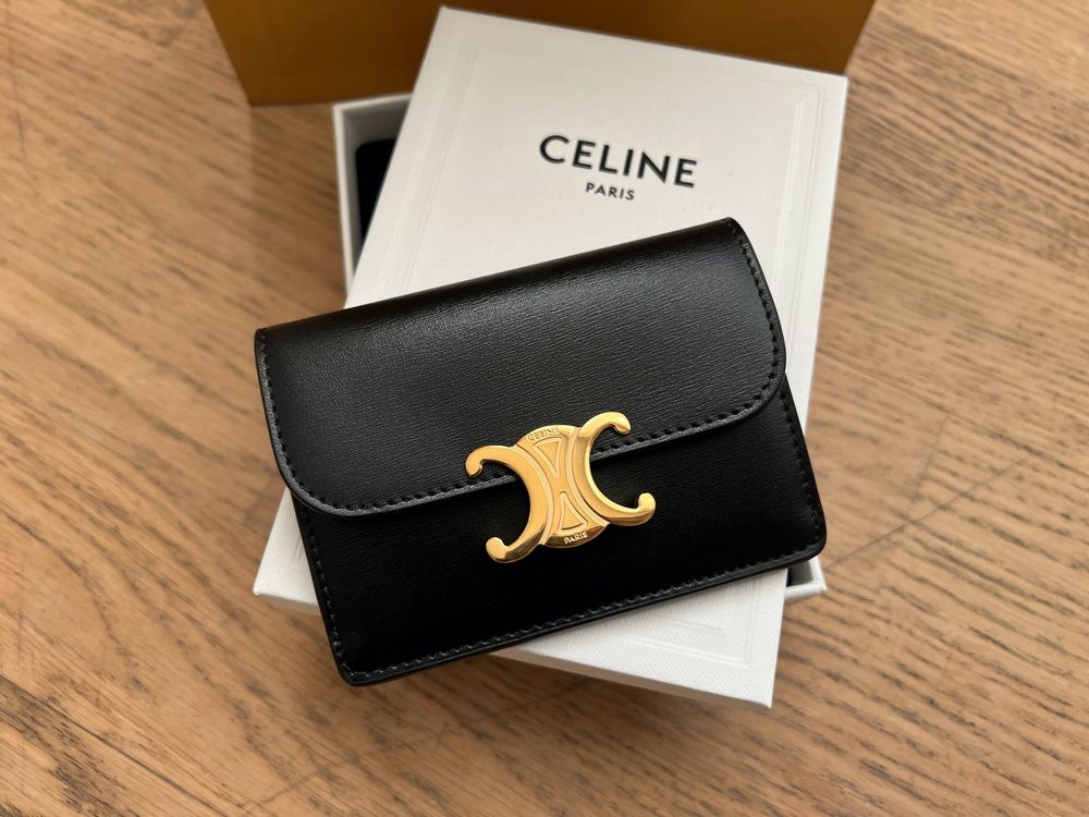 Shop CELINE Card holder with flap in shiny calfskin ( 10I583DPV.38NO) by  salutparis
