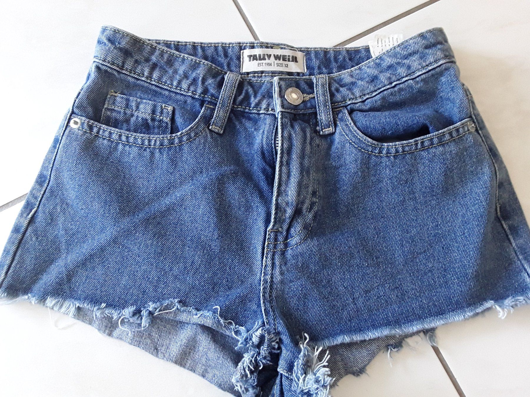 Hosen: Kurze Jeanshosen Size 32 – Gebraucht aus Heimberg von Samprof 3