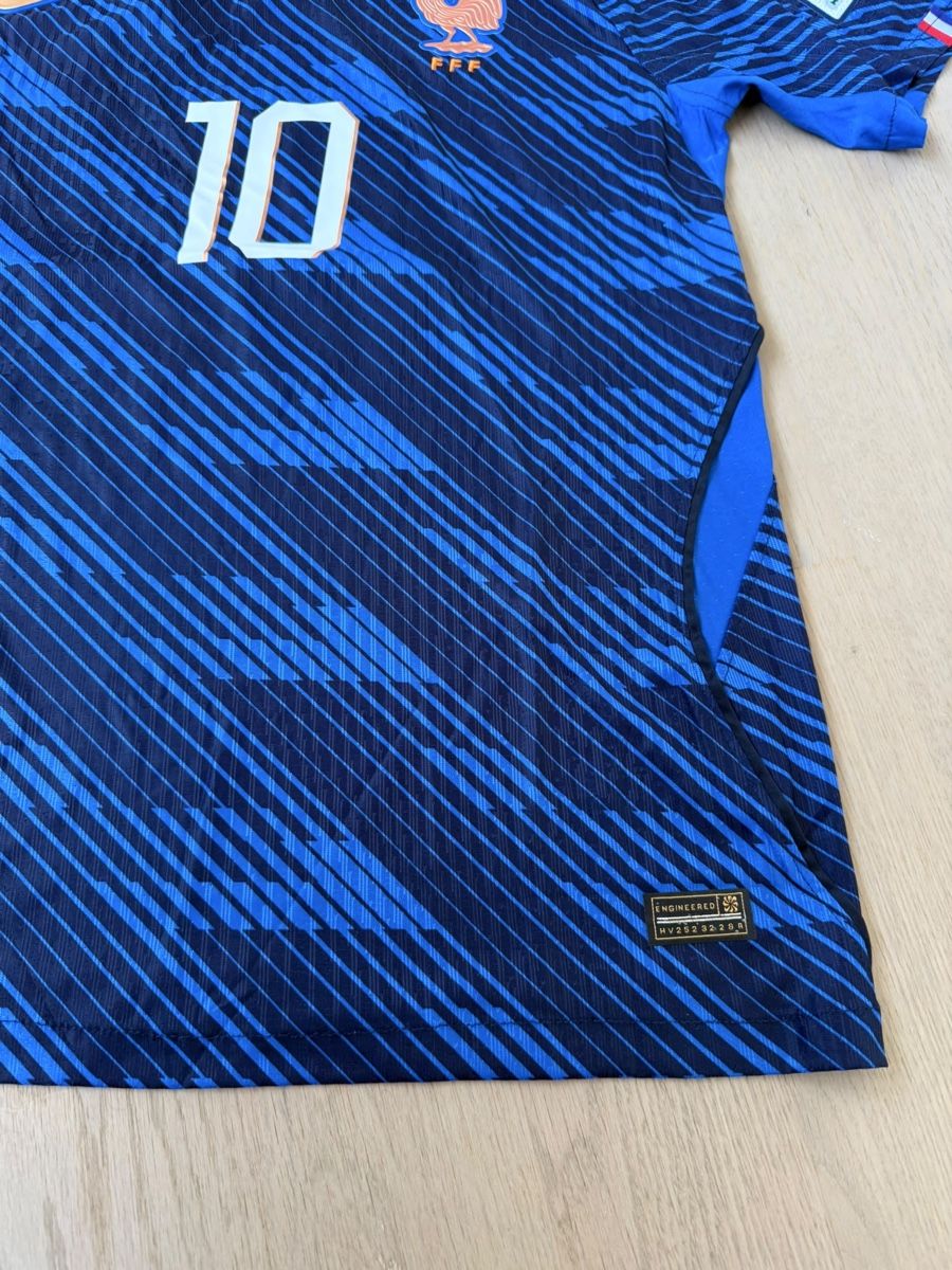 Maillots de corps & Pantalons: Mbappe Frankreich Performance Version Size L – Neuf (Voir description) à Allschwil par ale_99l7 6