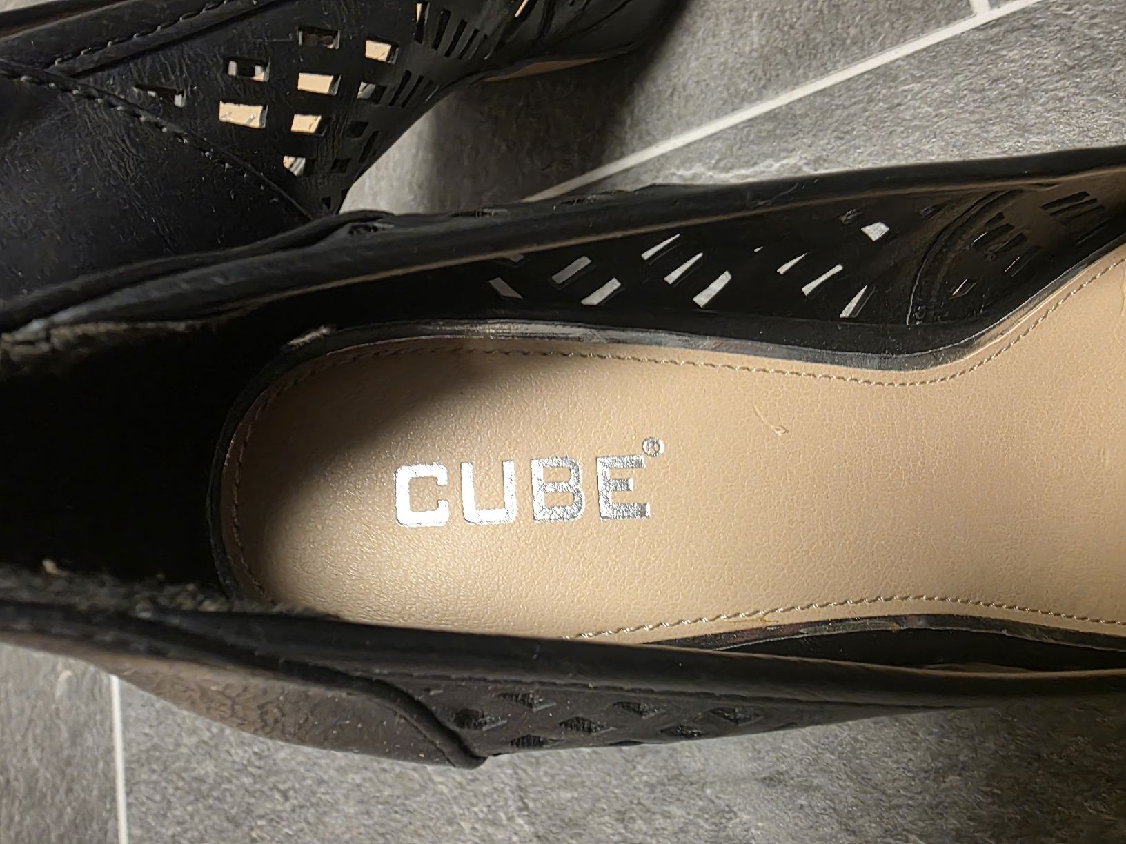 Cube Scarpe da donna: Schwarze CUBE Peep-Toe Pumps mit Cut-Outs, Grösse 38 – Usato da Toffen venduto da ver_x68f 4