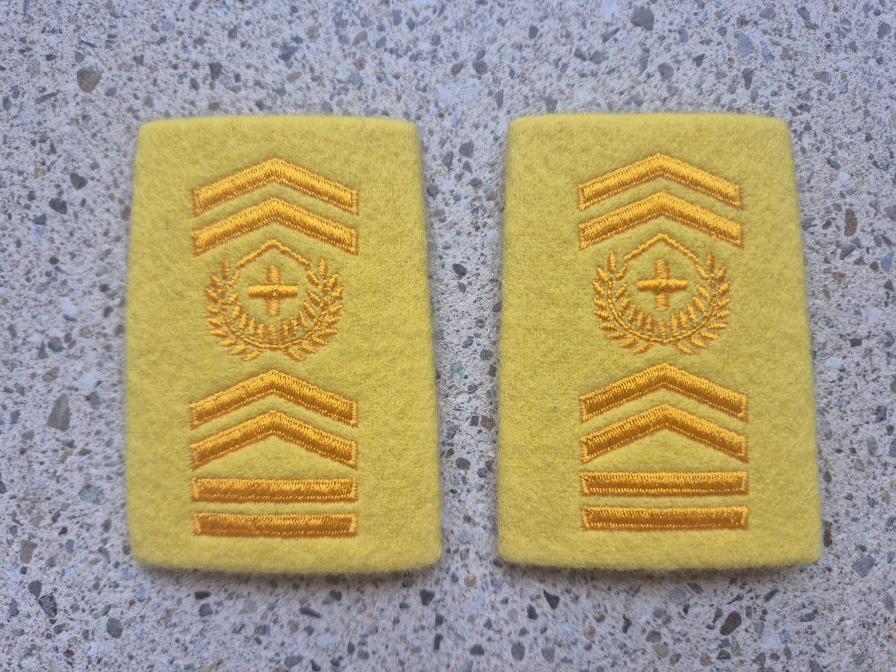Schweizer Armee Plaketten & Abzeichen: Gradabzeichen Patten Set Chefadjutant Panzergrenadier – Neu und originalverpackt aus Riedholz von fr_sIruP