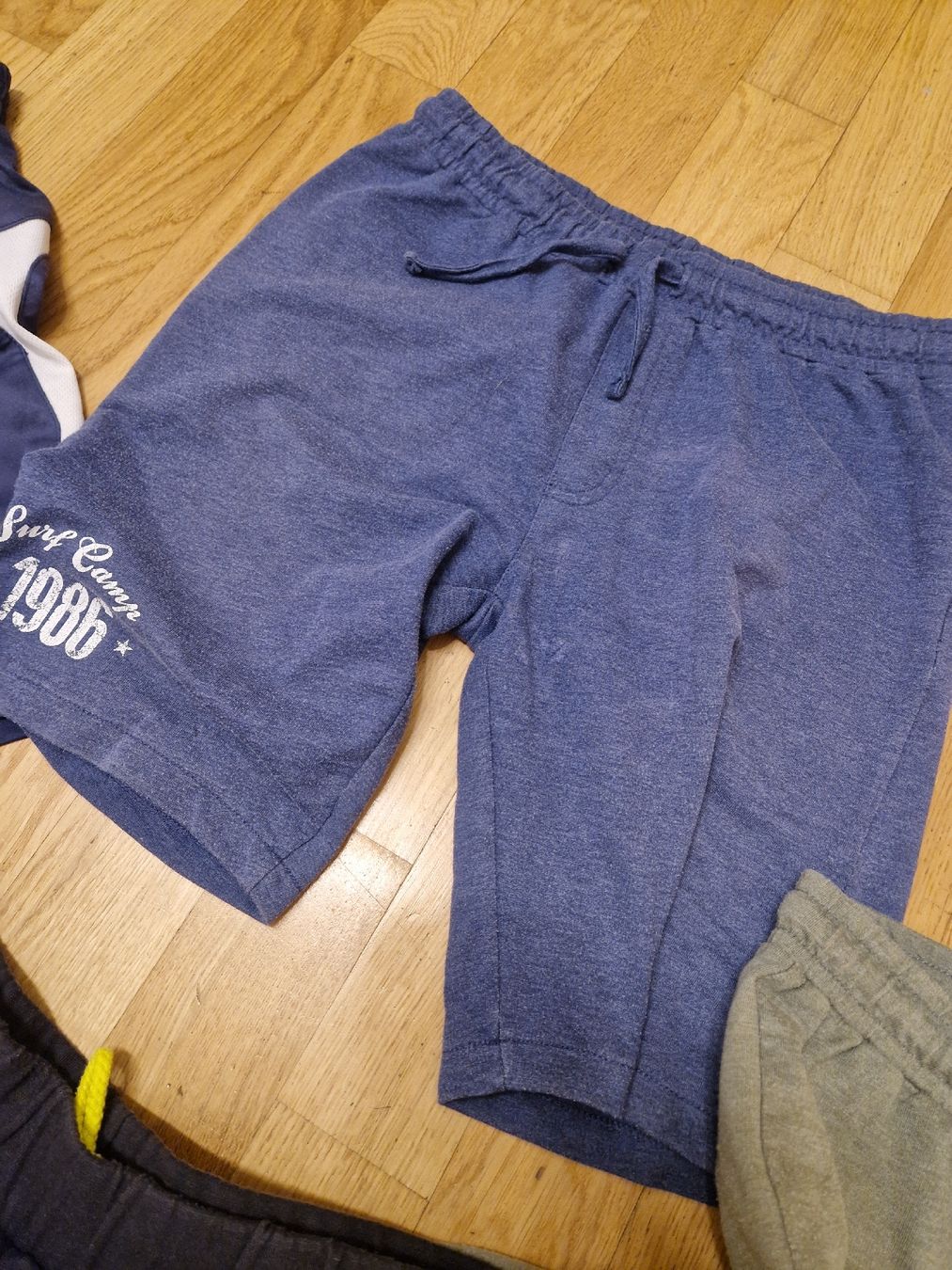 Lotti & Set di vestiti: lot de short bien utilisé taille 146 152 – Usato da Penthaz venduto da Sosotroc 5