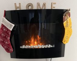 Camino elettrico nero, design moderno, con effetto fiamma