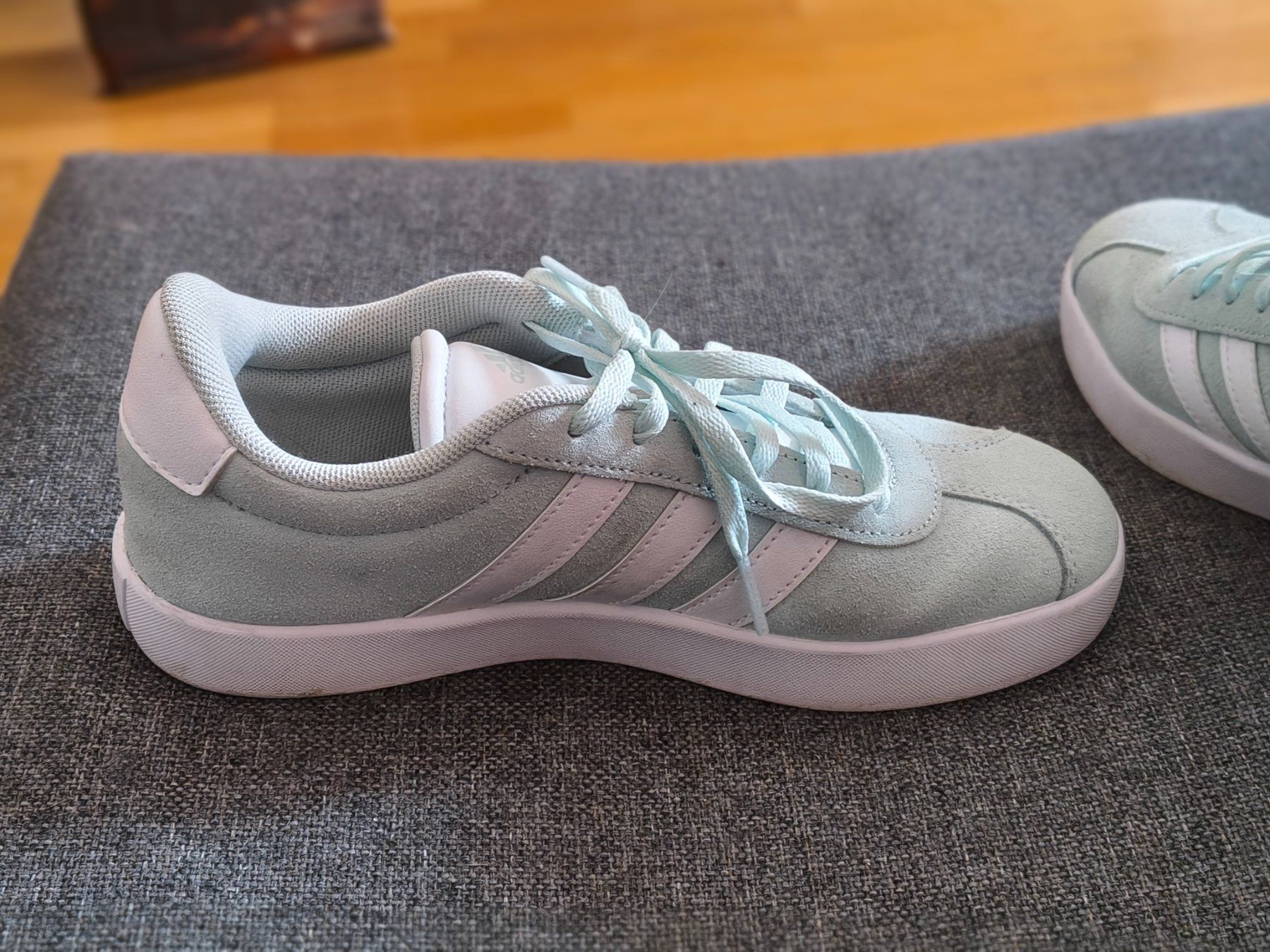 Adidas Scarpe da donna: Wunderschöne Adidas Damen Schuhe mint gr. 36 – Usato da Bischofszell venduto da Ebenen 5