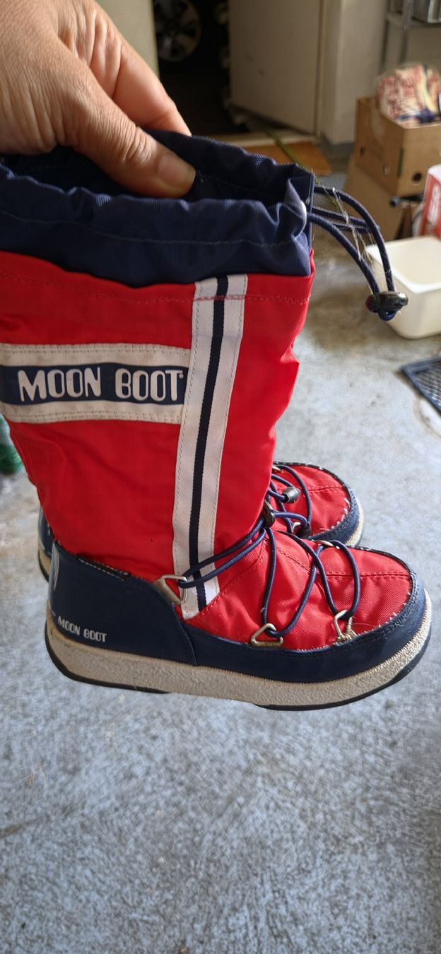Moon Boot Schuhe für Jungen: Moon Boot Winterstiefel rot Grösse 30 – Gebraucht aus St.Gallenkappel. von mt23101984