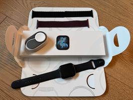 Apple Watch Series 11 Space Grau mit schwarzem Sportarmband