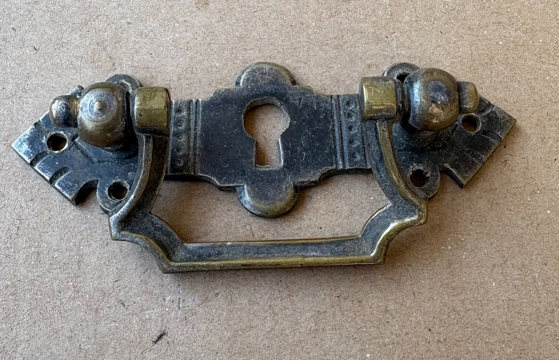 Ferramenta: VINTAGE MÖBELGRIFF MIT INTEGRIERTEM SCHLÜSSELLOCH – Usato da Ostermundigen venduto da wini63