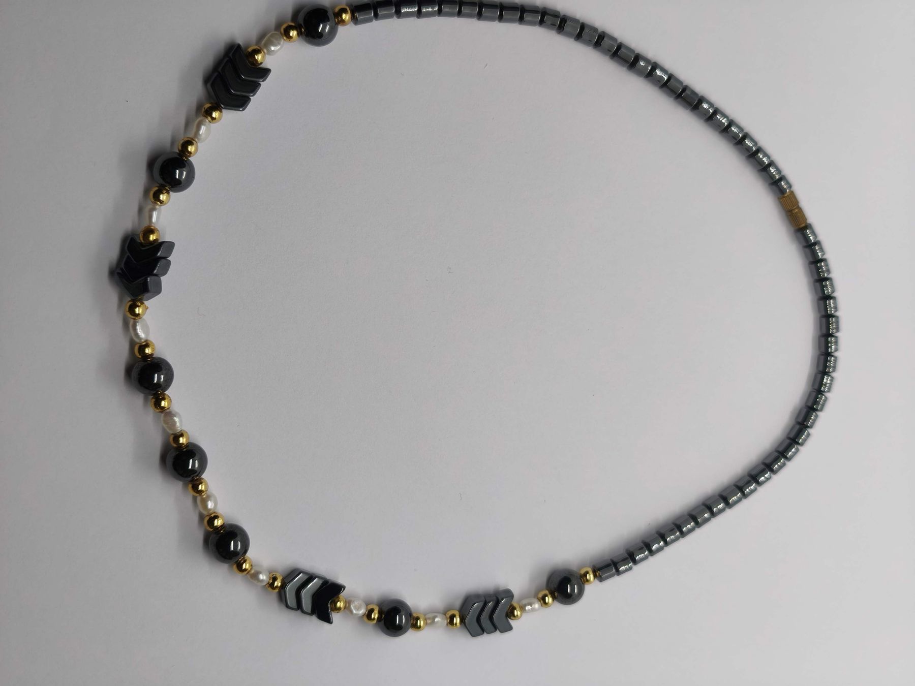 Catenine: Halskette Hematit echte Perlen Pfeile Goldfarben ca. 45cm – Usato da St. Gallen venduto da GIULESGG 1