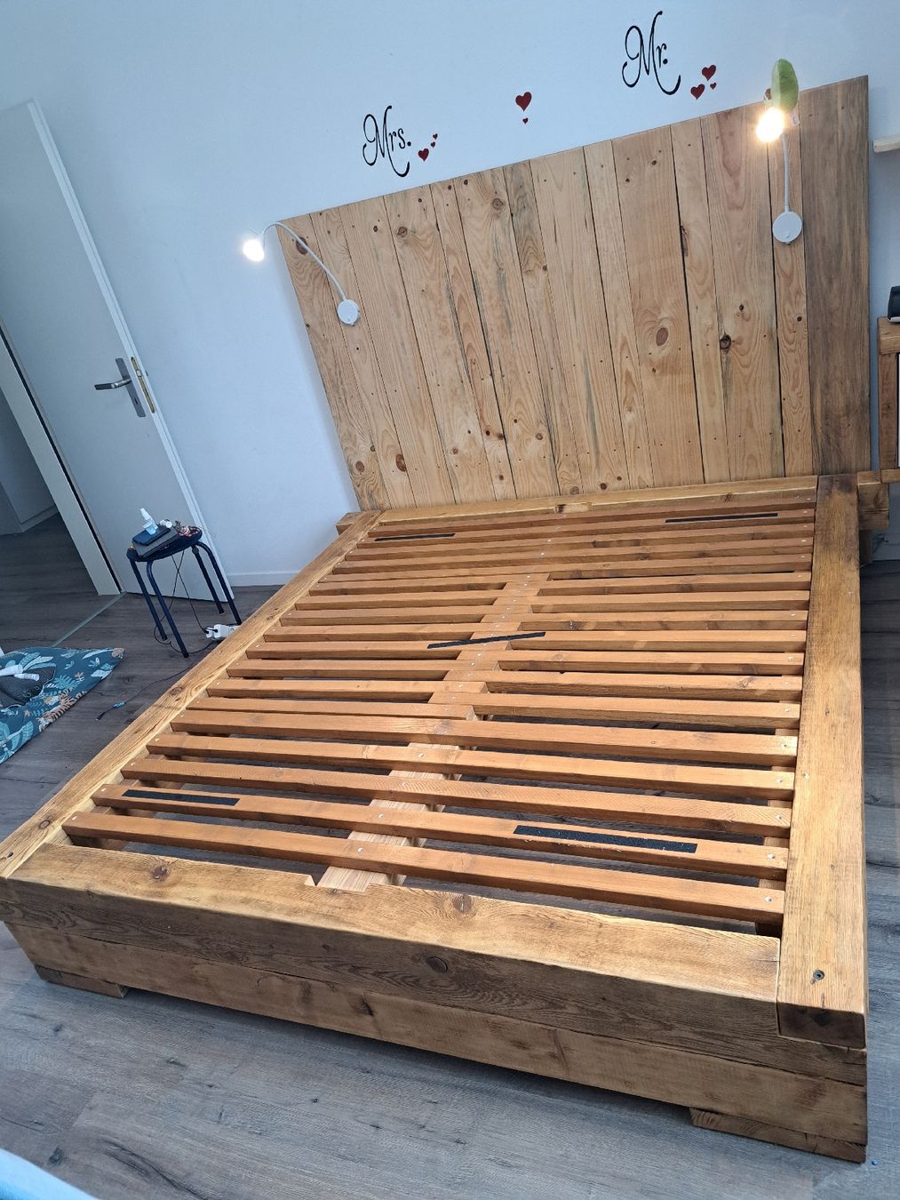 Lits: Holzbalkenbett Massiv Unikat – D'occasion à Birmenstorf AG par Mrfaeh