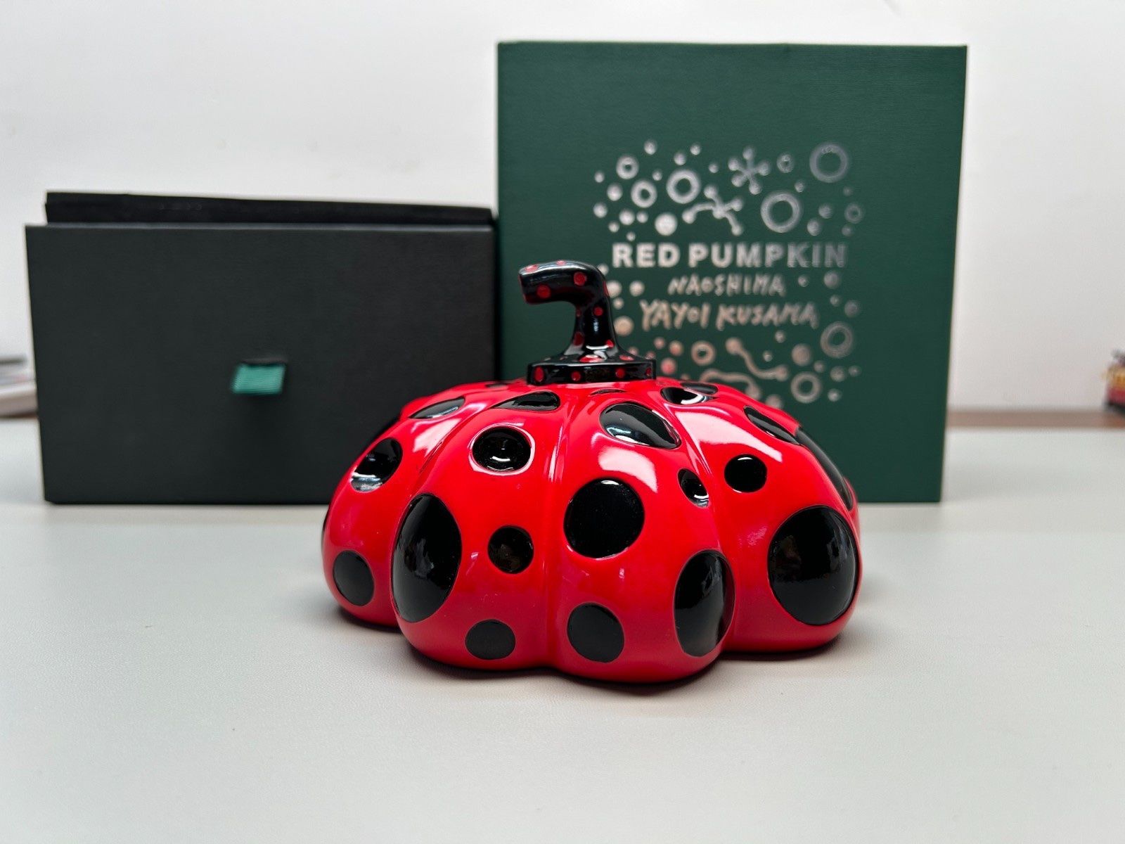 Statuette: Yayoi Kusama - Naoshima Red Pumpkin – Nuovo (secondo la descrizione) da Winterthur venduto da Art-3000