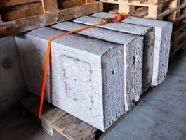 Mauersteine Stein grau gebraucht auf Palette