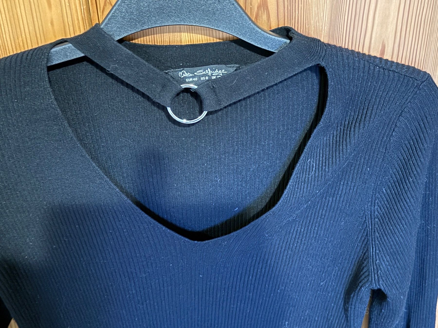 Top: Schwarzes Ripp-Top mit Ring Detail, Grösse 38 – Usato da Hundwil venduto da Sandysan1702 1