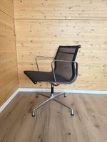 Eames Aluminium Chair EA 108, Vitra, Netz, dunkelgrau