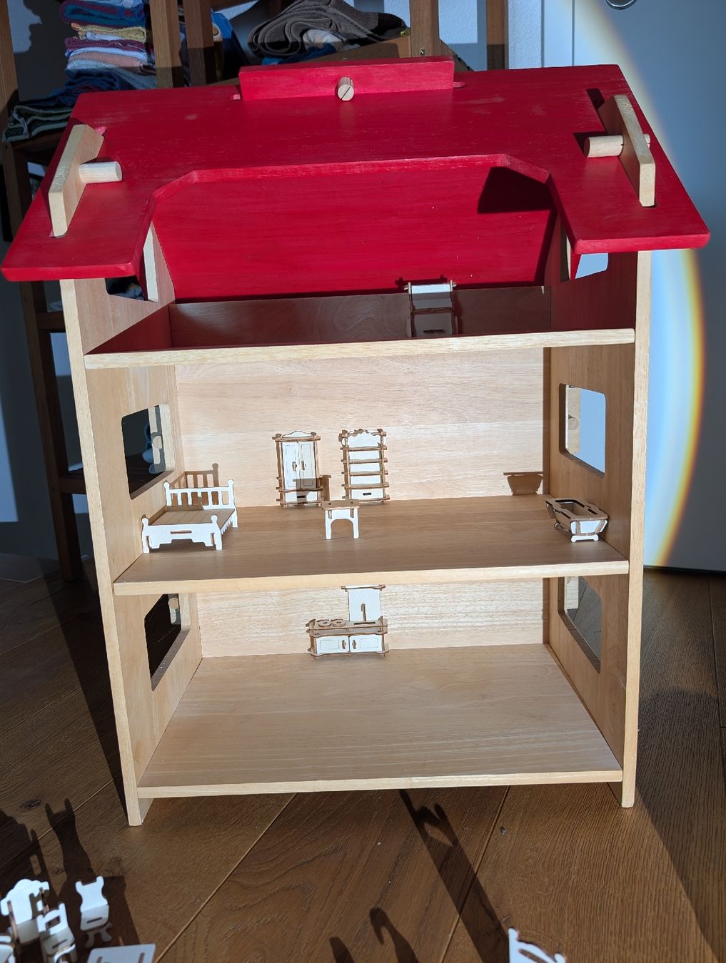 Puppenhäuser & -möbel: Puppenhaus Holz mit Mobiliar – Gebraucht aus Oberengstringen von Sgundel 8
