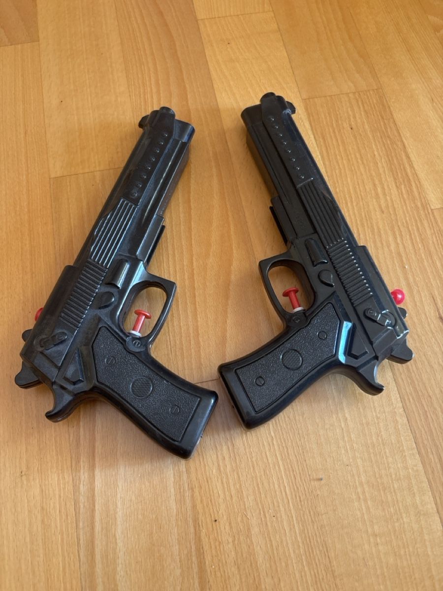 Spielzeuge: Water guns x2 – Gebraucht aus Chexbres von doe_xns6