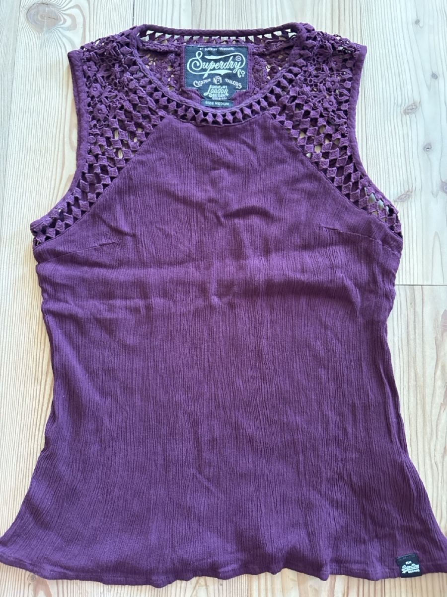 Superdry Tops: SUPERDRY top M  – D'occasion à Arbaz par nin_zqc6