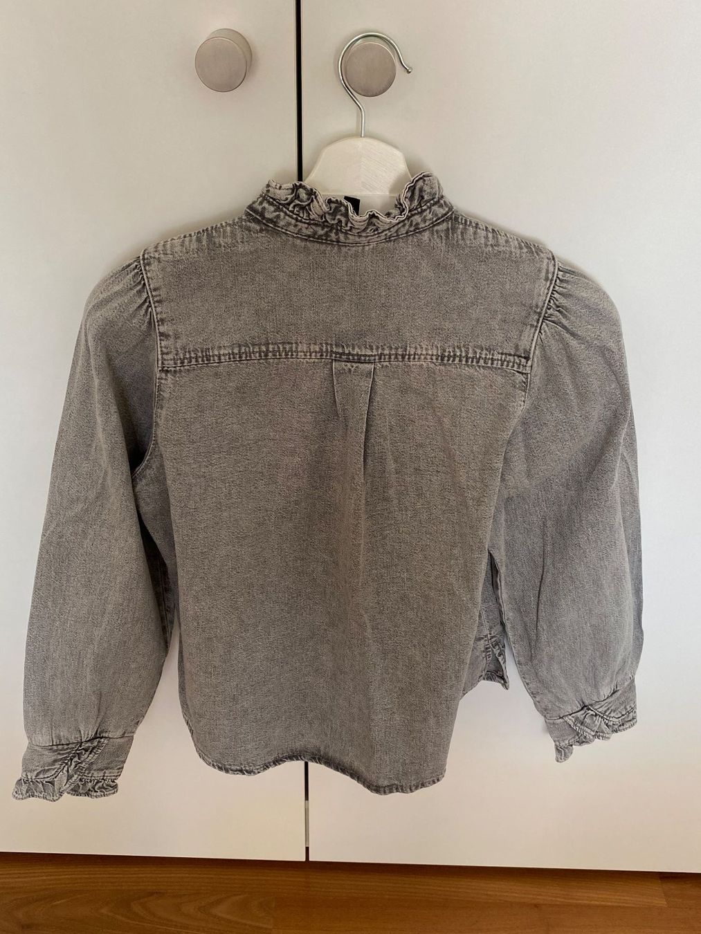 H&M Camicette: Jeanshemd, H&M, Gr. XS, grau - NEU – Nuovo (secondo la descrizione) da Biberstein venduto da Miana2 1