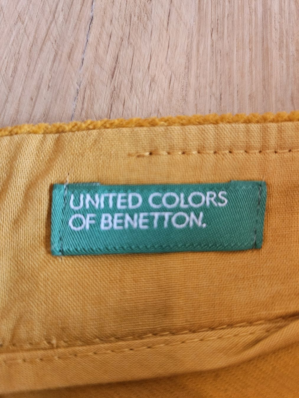Benetton Gonne: kurzer gelber Benetton Rock – Usato da Zürich venduto da leonard014 1