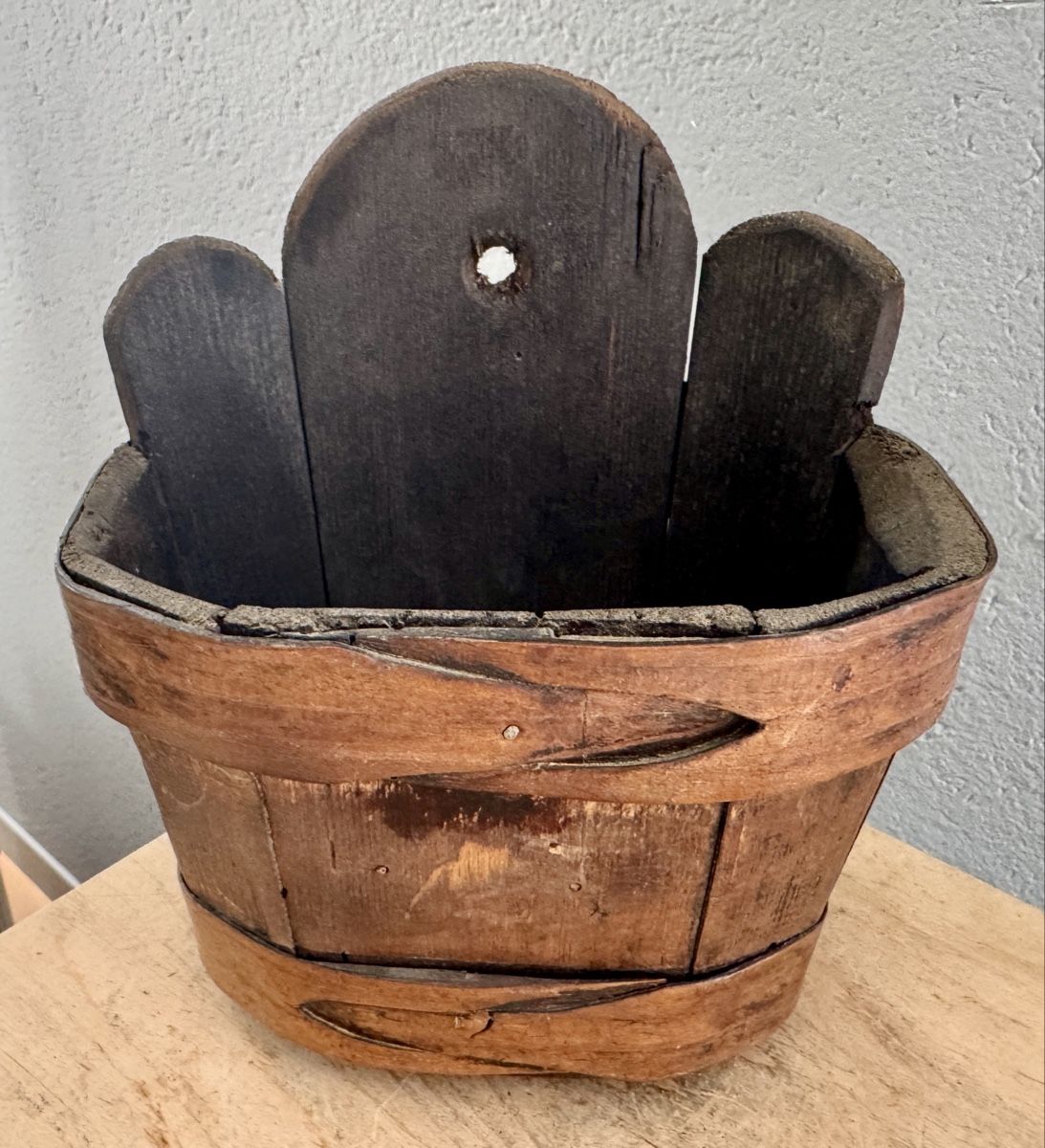 Toutes les décorations: Antikes kleines Gefäss Holz Bauernhof  – D'occasion à Rothrist par Luckywinner