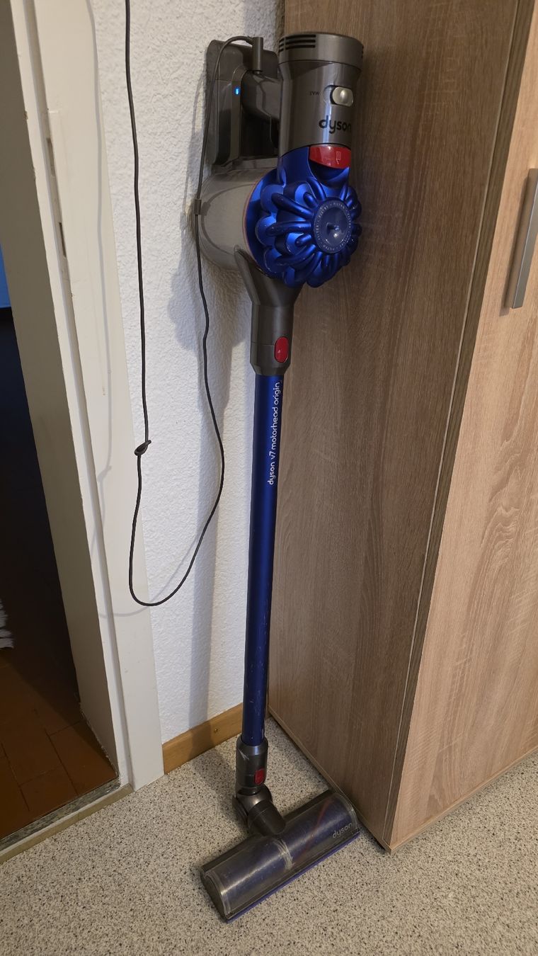 Dyson Staubsauger & Zubehör: Dyson V7 – Gebraucht aus Arbon von Sunset_Sup88 2