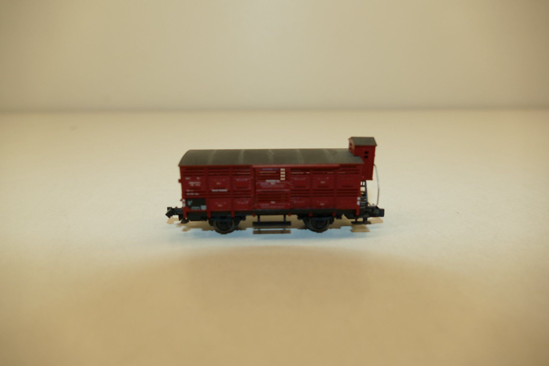 Fleischmann Modellini di ferrovie: Fleischmann N: DB Güterwagen mit Bremshaus – Nuovo (secondo la descrizione) da Niederhasli venduto da rail-duerst 2