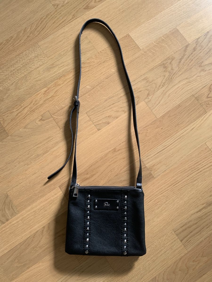 Taschen: Schwarze Lederimitat Tasche mit Nieten, 3 Fächer – Gebraucht aus Sisseln AG von Baslerin1981