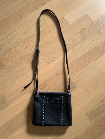Schwarze Lederimitat Tasche mit Nieten, 3 Fächer