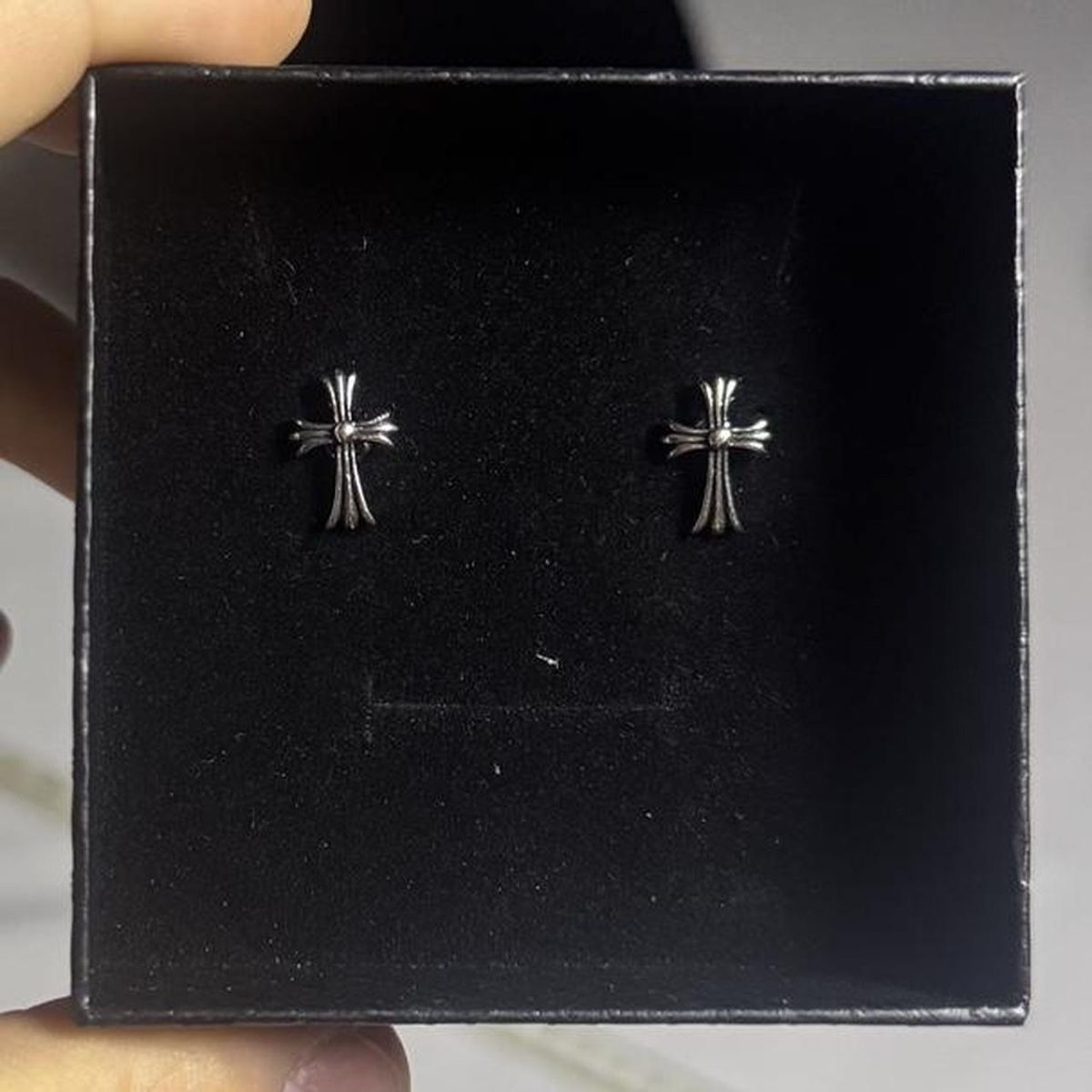 Chrome Hearts Orecchini pendenti & Orecchini a lobo: Chrome Hearts Cross Stud Earrings - 925 Sterling Silver – Nuovo e nell'imballaggio originale da Caviano venduto da reselleo21 1