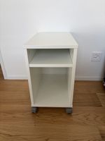 Kleine Kommode mit Rollen