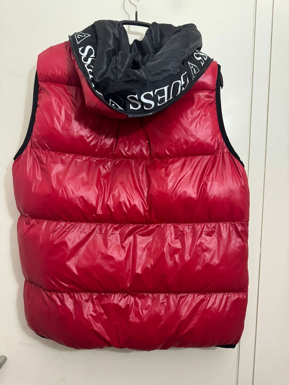 Guess Gilet & Giacche: Guess Gilet / Weste rot – Nuovo e nell'imballaggio originale da Lupfig venduto da Pluribus 3