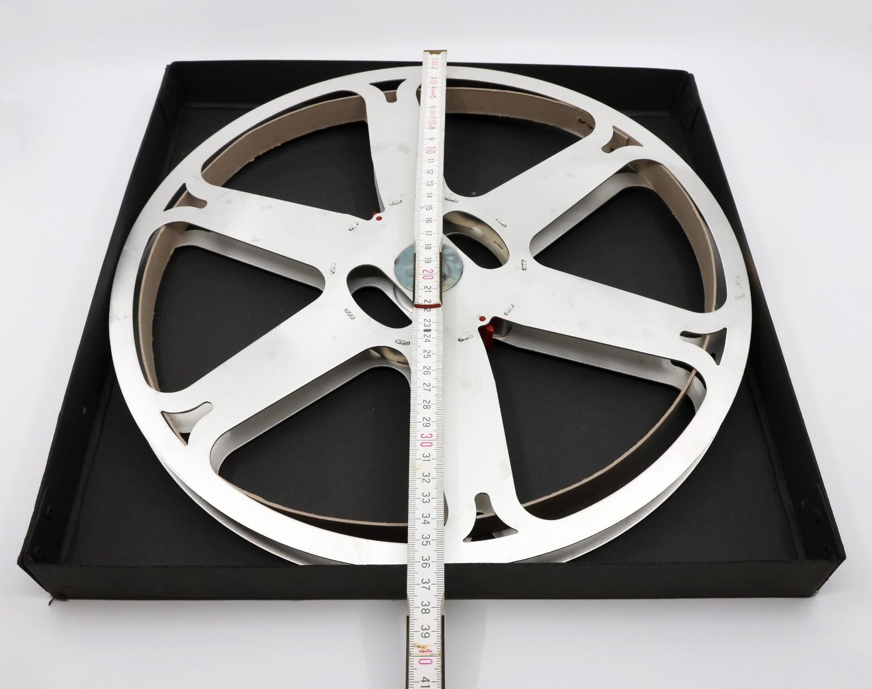 Pellicole: 16mm Filmspule mit Kartonschachtel – Usato da Geuensee venduto da Fotoneo 1