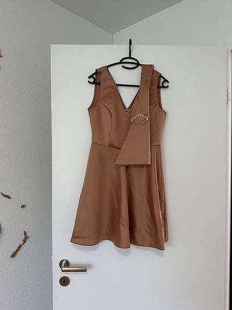 Elegantes Cocktailkleid mit Zierschärpe