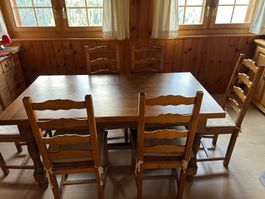 Table et 6 chaises en bois style rustique  en   bon état