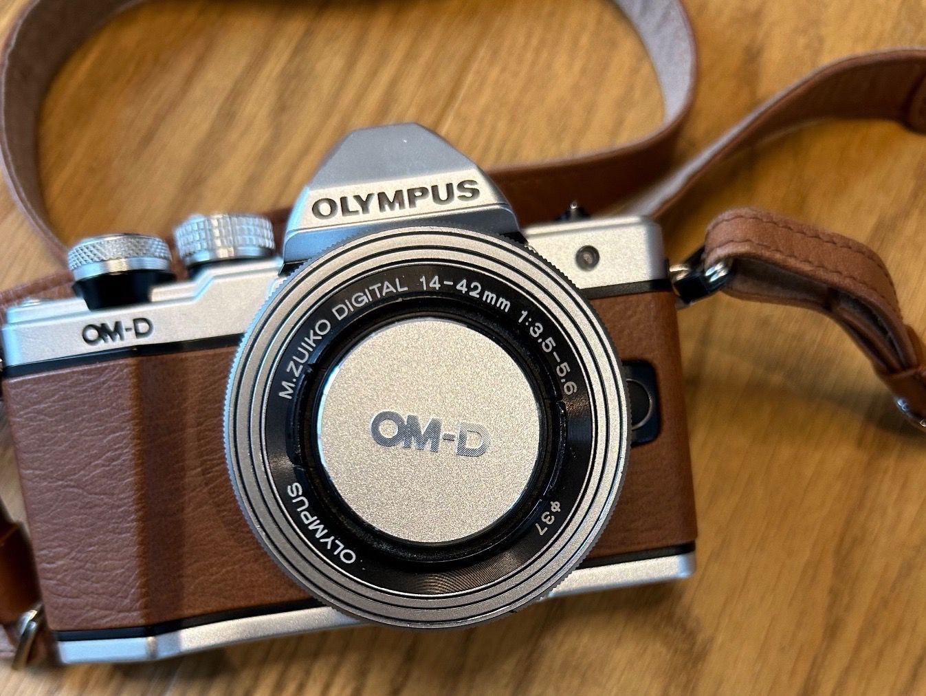 Olympus Fotocamera: Olympus OM-D E-M10II Limitierte Version Fuchsbraun – Usato da Röschenz venduto da Bijouxaddicted 2