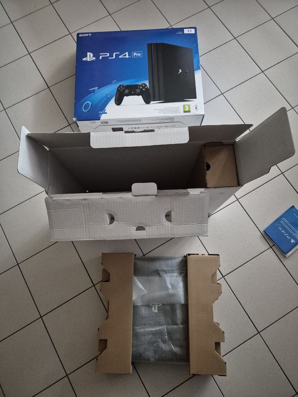 Sony Consoles: PS4 Pro 1TB + 2 controllers – D'occasion à Lausanne par Arc2R 3