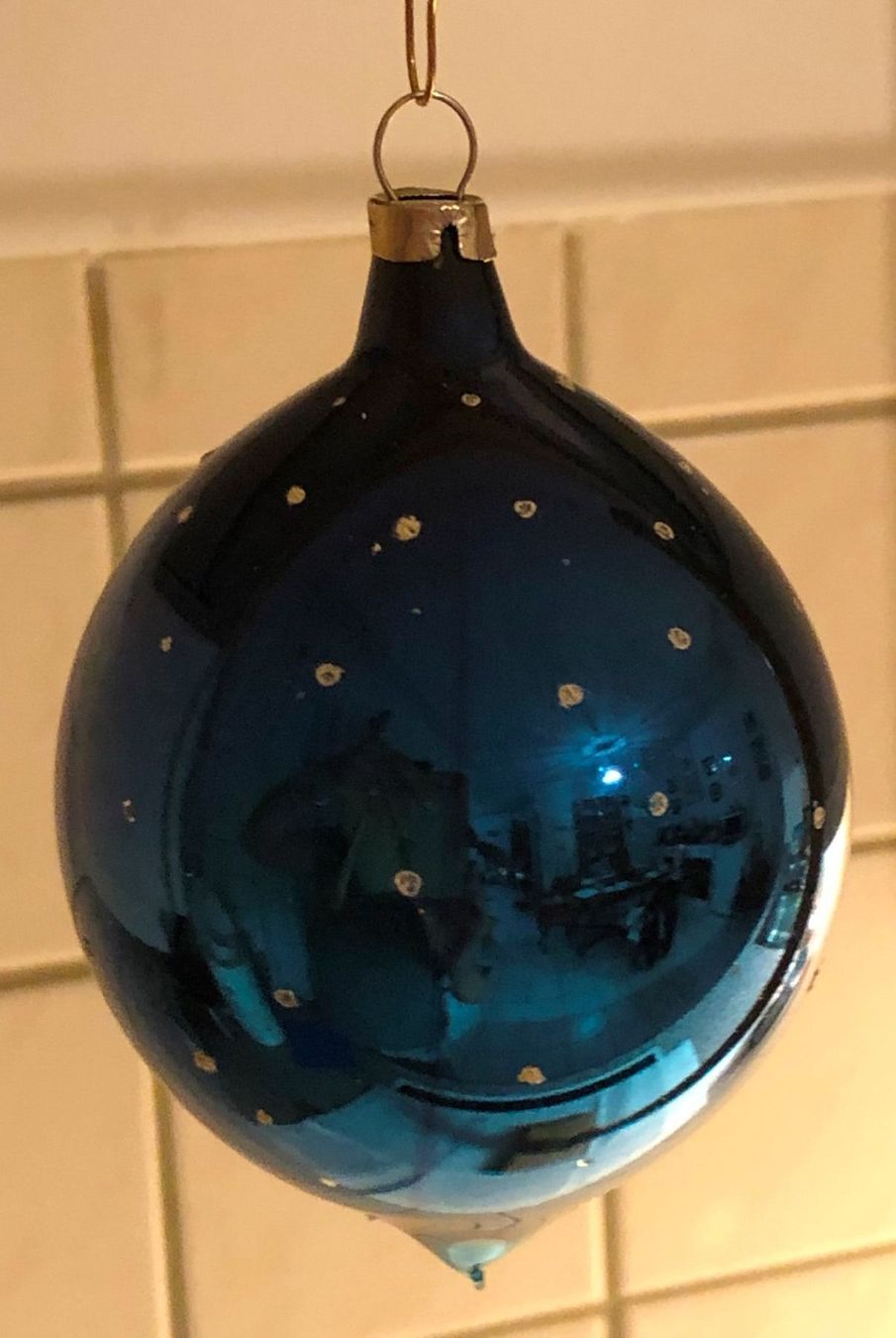 Alle Dekorationen: Ältere blaue Weihnachtskugel mit weissen Punkten – Gebraucht aus Gossau/ZH von amazonas66