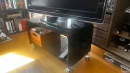 Schwarzes TV-Möbel mit Rollen