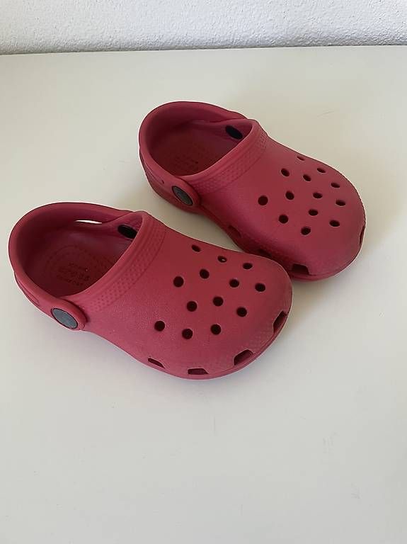 Crocs Schuhe für Jungen: Crocs Grösse 24-25 – Gebraucht aus Glis von SabrinaXA