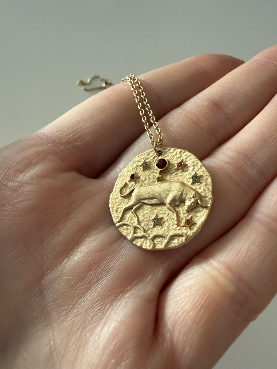 Maje Catenine: Maje Zodiac Pendant   – Nuovo e nell'imballaggio originale da Bottmingen venduto da Itsclaire
