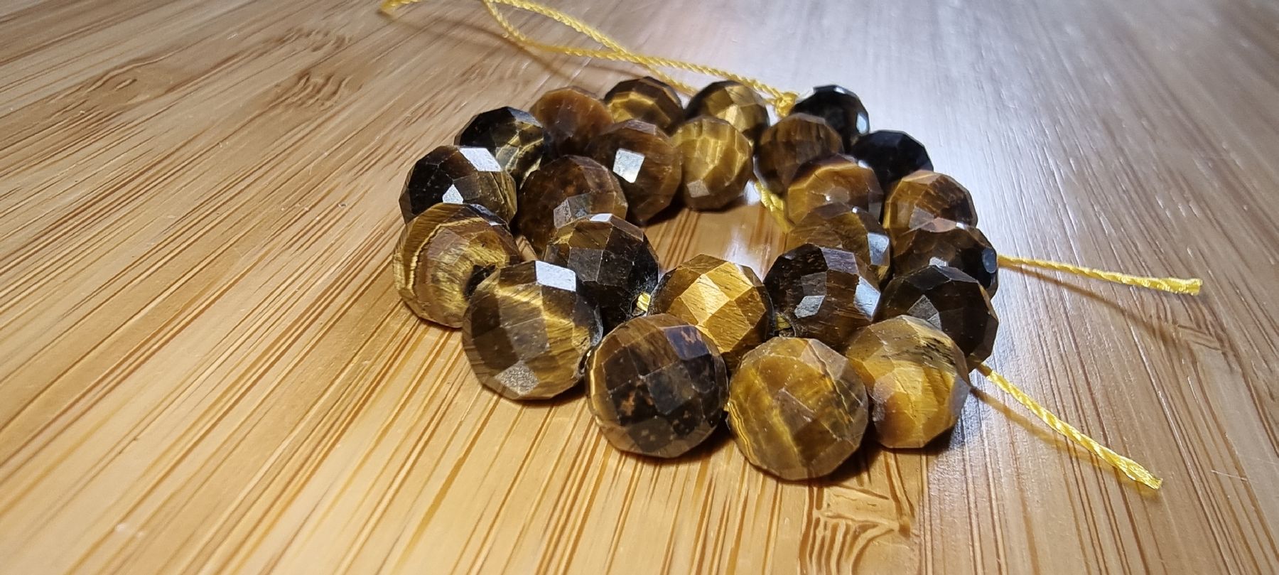Minerali & Pietre curative: Tigerauge 8mm. facettiert Strang – Nuovo e nell'imballaggio originale da Menziken venduto da Mirager 1