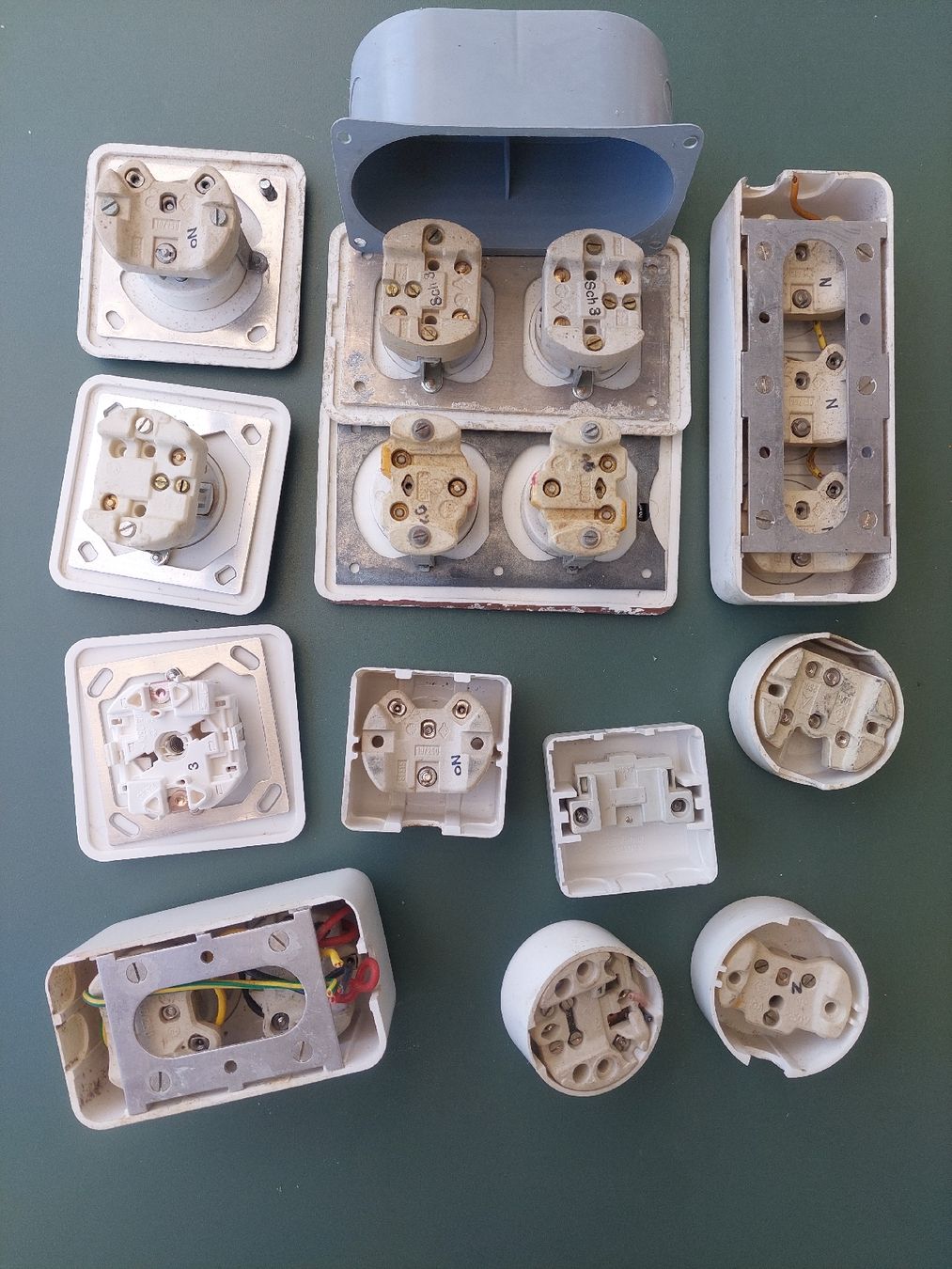 Spine: 12 Elektroinstallationsteile, Auf- und Unterputz – Usato da Zürich venduto da Cortin 5